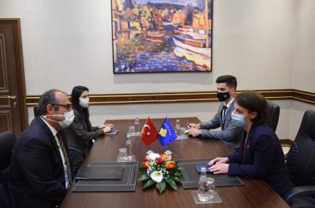 Ministrja Gërvalla takohet me ambasadorin e Turqisë, flasin për bashkëpunim ekonomik