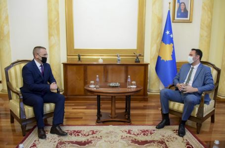 Kryetari i Kuvendit Glauk Konjufca priti në takim Guvernatorin Fehmi Mehmeti