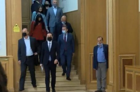 Deputetët e LDK-së mbërrijnë në sallën e Kuvendit