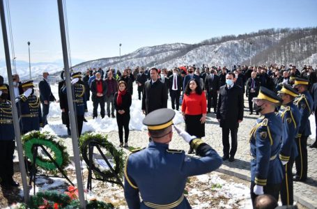 ​Osmani, Konjufca e Kurti bëjnë homazhe në Koshare