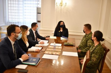 Presidentja Vjosa Osmani priti në takim koordinues për çështje të mbrojtjes Ministrin e Mbrojtjes, Armend Mehaj dhe Komandantin e FSK Rrahman Rama