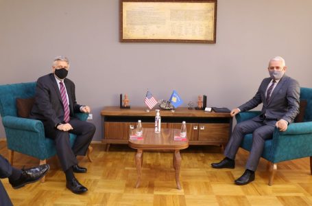 Ambasadori Kosnett takohet me Ministrin Sveçla, diskutojnë për nevojën e reformave në Policinë e Kosovës