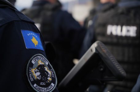 ​Prezantohet rrejshëm si polic, sulmon një person