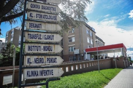 ​Vdes një person në QKUK, familjarët dyshojnë se nuk iu dha tretmani i nevojshëm mjekësor