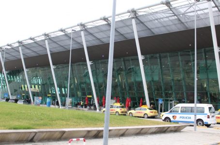 Aeroporti i Rinasit iu rikthye sot normalitetit pas bllokimit të fluturimeve
