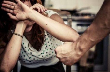 E rrahin dhe e detyrojnë një femër të abortojë