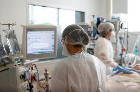 Spitalet e Parisit “përgatiten për kulmin e valës së tretë të COVID-19”