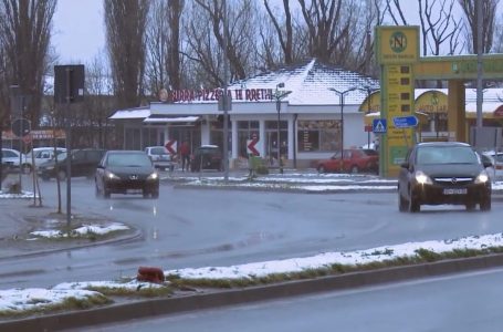 Reshjet e borës nuk e vështirësuan trafikun në Gjakovë