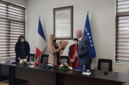 Nënshkruhet marrëveshja që ua mundëson zyrtarëve të lartë publikë të mësojnë gjuhën frënge