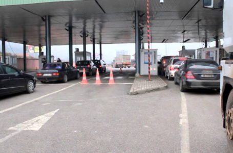 Shumë kosovarë ia mësyjnë Shqipërisë, kolona të gjata në Vërmicë
