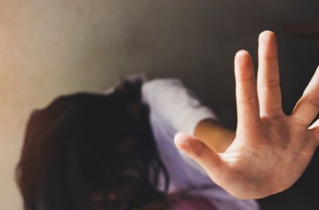 Gazetarja merret me forcë nga vendi i punës dhe sulmohet fizikisht nga i dashuri në Tiranë