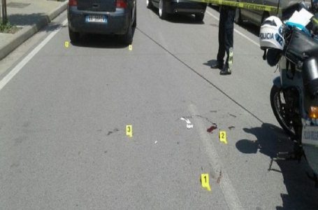 Një këmbësore goditet nga vetura