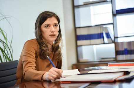 Albulena Haxhiu paralajmëron ndryshime ligjore për ndjekjen e krimeve të  luftës