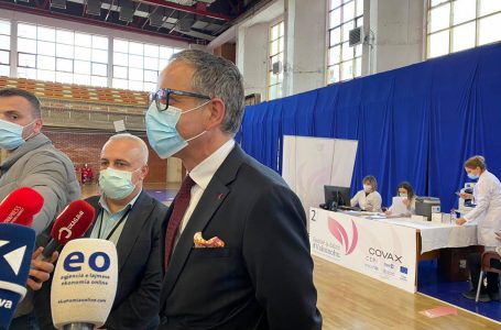 Vitia: Vaksina AstraZeneca nuk ka pasur efekte anësore tek asnjë i vaksinuar në Kosovë