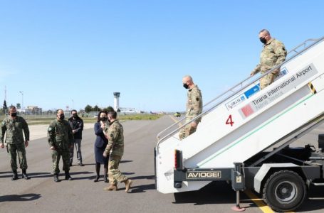 Mbërrijnë në aeroportin e Rinasit ushtarët amerikanë
