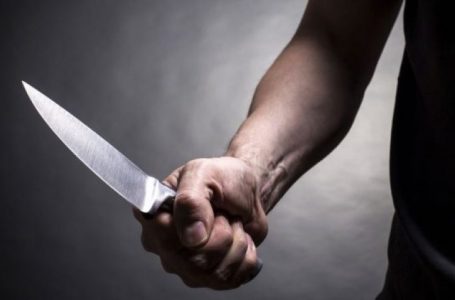 I mituri në Prishtinë sulmon familjarët me thikë