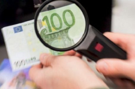 Deponohen 600 euro të falsifikuara në një bankë