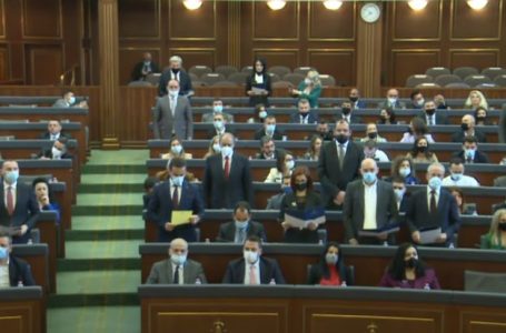 Betohen deputetët e rinj të Kuvendit dhe ata që munguan në seancën konstituive