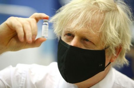 ​Johnson: Vazhdoni të vaksinoheni me AstraZeneca