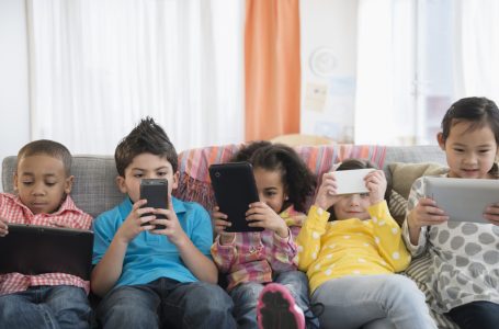 Si të veproni kur fëmija shfaq varësi nga telefoni