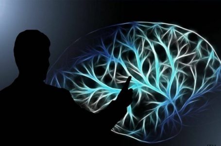 Një e treta e të mbijetuarve të COVID-19 kanë probleme me trurin, tregon një studim