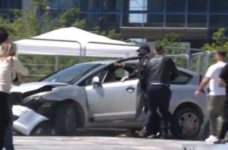 Futet makina me shpejtësi në sheshin “Skëndërbej” në Tiranë