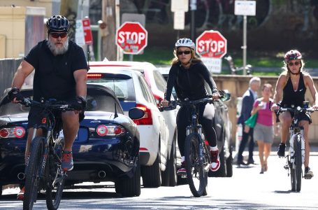 Rita Ora pa komplekse, vazhdon të shijojë udhëtimet me biçikletë nëpër Sydney shoqëruar nga aktori Russell Crowe