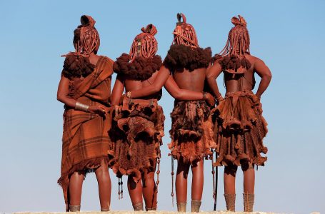 “Gratë e kuqe”, portretet unike të tribusë Himba (FOTO)