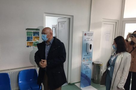Në Gjakovë sot filloi vaksinimi i punëtorëve shëndetësorë