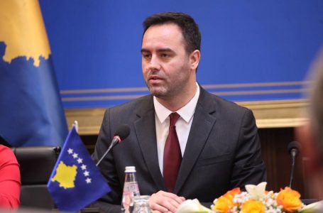 Glauk Konjufca: Qeveria ka premtuar të ngrit padi ndaj Serbisë për masakrat në Kosovë