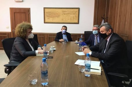 Oda e Afarizmit të Kosovës paraqet problemet e bizneseve para ministres Hajdari