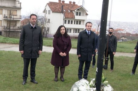 Osmani, Konjufca e Kurti nderojnë dëshmorët e Prishtinës: Sakrifica e tyre udhërrëfyes i ndritshëm