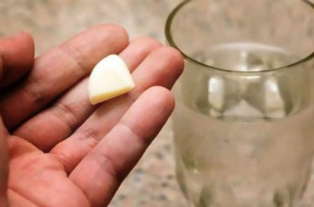 Këto janë përfitimet që uji me hudhër i sjell trupit vetëm pas 15 ditëve përdorim