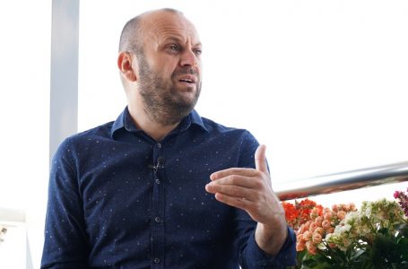 Reagon analisti Mushkolaj: Kosova në situatë të rëndë, Qeveria Kurti merret me zgjedhjet në Shqipëri