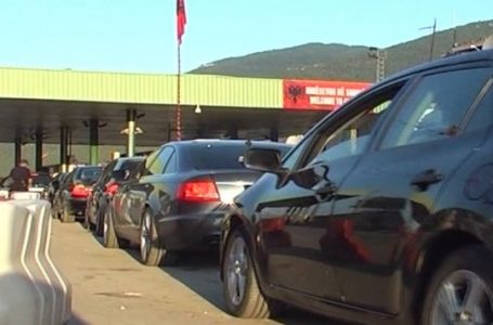 A duhet të izolohen kur të kthehen kosovarët që udhëtuan drejt Shqipërisë për fundjavë?