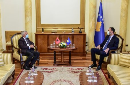 Kryeparlamentari Konjufca takoi ambasadorin e Shqipërisë në Kosovë, Qemal Minxhozi