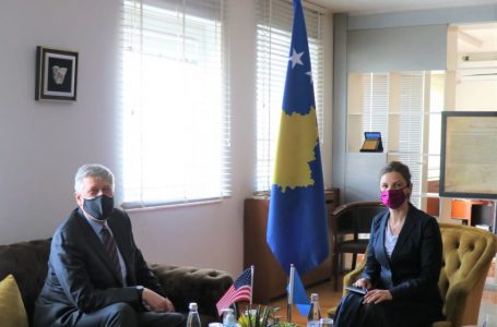 Ministrja e Ekonomisë Artane Rizvanolli ka pritur në takim ambasadorin Kosnett