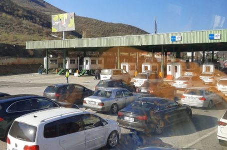 Kosovarët ia mësyjnë Shqipërisë pas vendimit për mbyllje