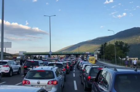 Kolona të gjata në kufirin me Shqipërinë