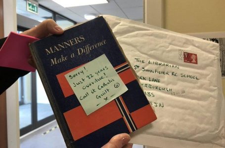 Pas 32 vjetësh i kujtohet ta kthejë librin në bibliotekën e shkollës
