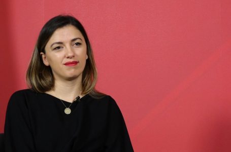 Albulena Haxhiu shkarkon tre zyrtarë nga divizioni për mbrojtje juridike në Gjykatën Speciale