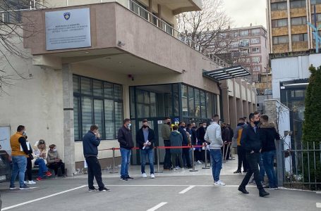 Qytetarë të shumtë para MPJD-së për vulë apostile, s’respektohen masat