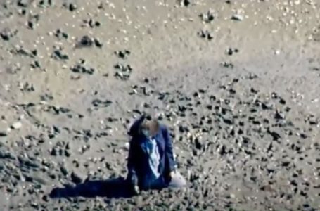 Gruaja fundoset në baltën pranë plazhit, shpëtohet nga zjarrfikësit (VIDEO)