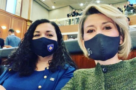 Kusari-Lila publikon një foto me Osmanin e quan presidente
