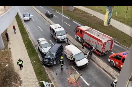 Lëndohen katër persona në aksidentin ku u përfshinë tre automjete në Prishtinë