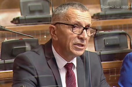 Kamberi ia bën dhuratë Vuçiqit dhe Bërnabiqit një libër për shqiptarët (FOTO)