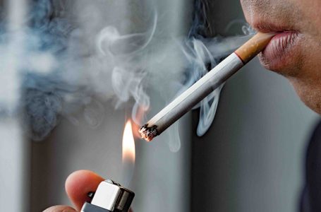 A e shton duhanpirja rrezikun e prekjes nga Covid-i i formës së rëndë?
