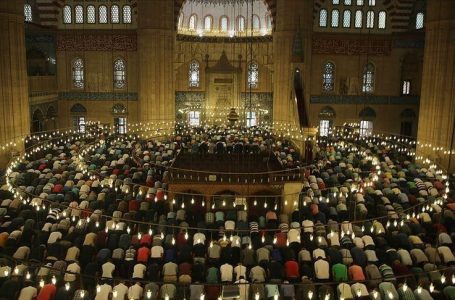 Këto vende arabe lejojnë namazin e teravisë në xhami