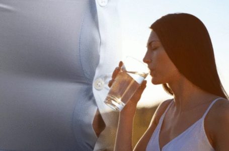 Një gotë ujë ndihmon kur ju fryhet barku
