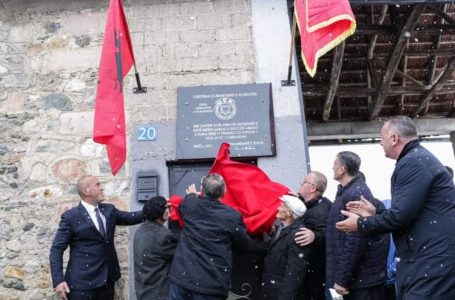 Zbulohet pllaka në shtëpinë-shtab në Lumbardh, Haradinaj: Nuk ka qenë e lehtë rruga drejt lirisë